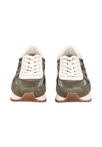 Zelené semišové a syntetické tenisky s bílými tkaničkami, polstrovaným límcem a hnědými gumovými podrážkami. Mají hladký povrch a kontrastní akcenty.