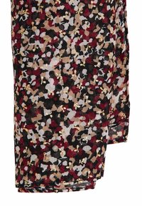 Tejido multicolor con un patrón floral en rojo, negro, crema y acentos dorados. Material ligero y texturizado con una trama suelta.