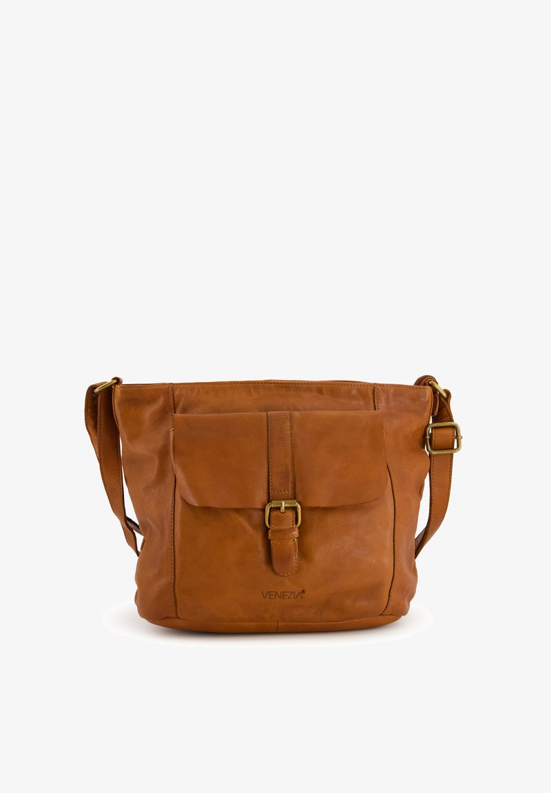 Sac en cuir marron porté épaule avec une poche avant à rabat, fermeture à boucle en métal et sangle réglable. Texture lisse et design minimal.