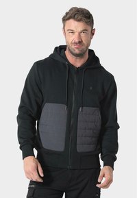 Czarna bluza z kapturem na zamek błyskawiczny z szarymi, pikowanymi kieszeniami, regulowanym kapturem ze sznurkiem, ściągaczami przy mankietach i eleganckim designem. Miękka tekstura materiału.