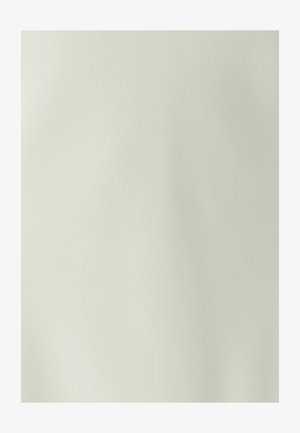 Tissu beige clair lisse avec une texture subtile et des plis doux sous un éclairage naturel.