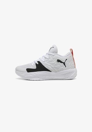 Sneaker bianca Puma con logo nero, pannello laterale nero, lacci bianchi, tomaia in tessuto strutturato, suola spessa bianca e linguetta arancione sul tallone.