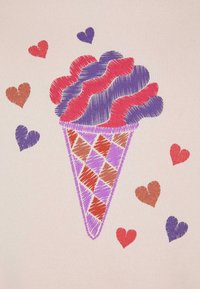Cono di gelato ricamato con onde rosse, viola e blu ondulate in cima. Il cono presenta un motivo a rombi in rosso, marrone e viola. Circondato da cuori.