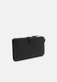 Svart läderplånbok med en strukturerad yta, dragkedjestängning och tryckknapp. Har en smal, rektangulär design med flera kortfack.