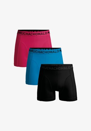 Boxeralsók három színben: rózsaszín, kék és fekete. Simaságot biztosító anyagból készültek, a derékrészen logós elasztikus pánt található, amelyen a "MUCHACHO MALO" márkaneve szerepel.
