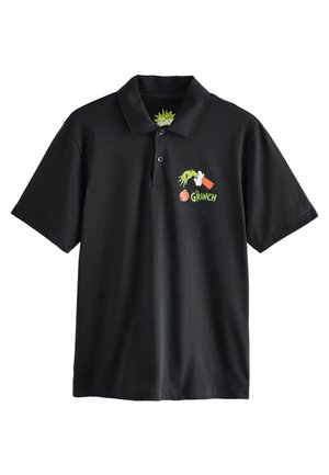 Czarna koszulka polo z bawełny, z kolorową grafiką Grincha z marchewką i ozdobą na lewej piersi. Zapięcie na dwa guziki.