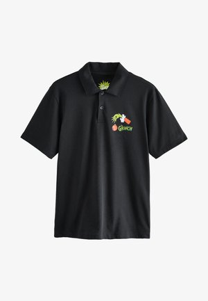 Czarna koszulka polo z bawełny, z kolorową grafiką Grincha z marchewką i ozdobą na lewej piersi. Zapięcie na dwa guziki.