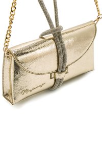 Bolso de mano metálico dorado con un acabado texturizado. Cuenta con una correa de cadena y una banda decorativa adornada con cristales de imitación en la parte frontal.