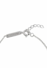 Pulsera de cadena de plata con una etiqueta rectangular grabada con "SINGULARU", completada con un cierre de langosta y una cadena de extensión ajustable.