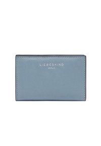 Portafoglio in pelle blu con texture liscia, con logo embossato "LIEBESKIND" in argento. Forma rettangolare compatta con bordi puliti.