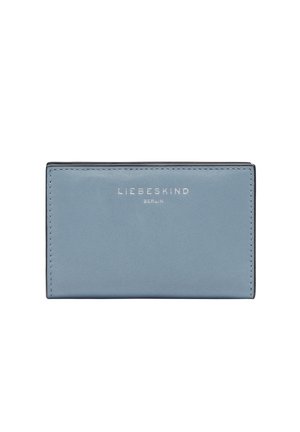 Blaues Lederportemonnaie mit glatter Textur, versehen mit geprägtem Logo "LIEBESKIND" in Silber. Kompakte rechteckige Form mit sauberen Kanten.