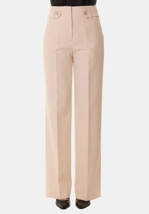 Pantaloni beige su misura con una silhouette a gamba dritta, caratterizzati da due accenti a bottone angolati in vita e da un tessuto liscio e cremoso.