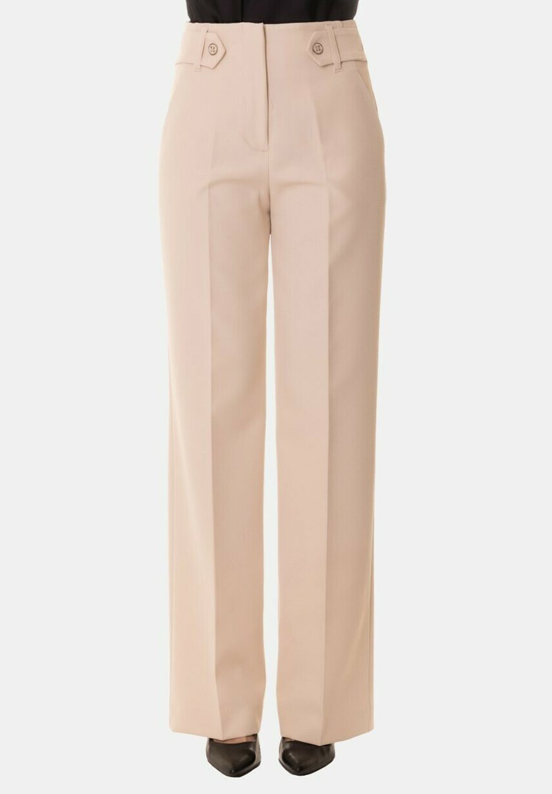 Pantaloni beige su misura con una silhouette a gamba dritta, caratterizzati da due accenti a bottone angolati in vita e da un tessuto liscio e cremoso.