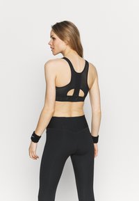 Nike Performance BRA - Vidēja atbalsta sporta krūšturis - black/dark smoke grey