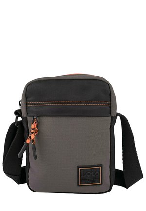 Bolso bandolera gris hecho de tela texturizada con una sección superior negra, costuras naranjas y un parche con el logo. Cuenta con una correa ajustable y cremallera.