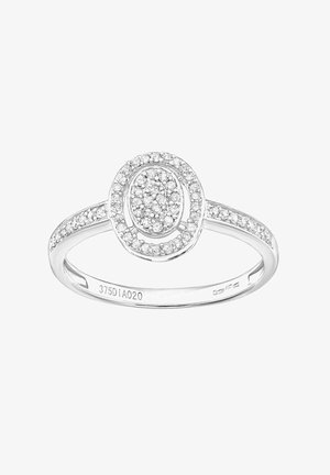 Anello in argento con un cluster ovale di diamanti al centro, con diamanti più piccoli lungo la banda, finitura lucida.