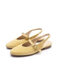 Sárga szarvasbőr pántos cipő hegyes orral, vékony bokapánttal és alacsony fa sarokkal. Simább belső bélés.