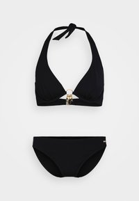 Crni bikini set s halter vratom i zlatnim prstenastim detaljem, uz par odgovarajućih niskih gaćica. Glatka tekstura, minimalistički dizajn.