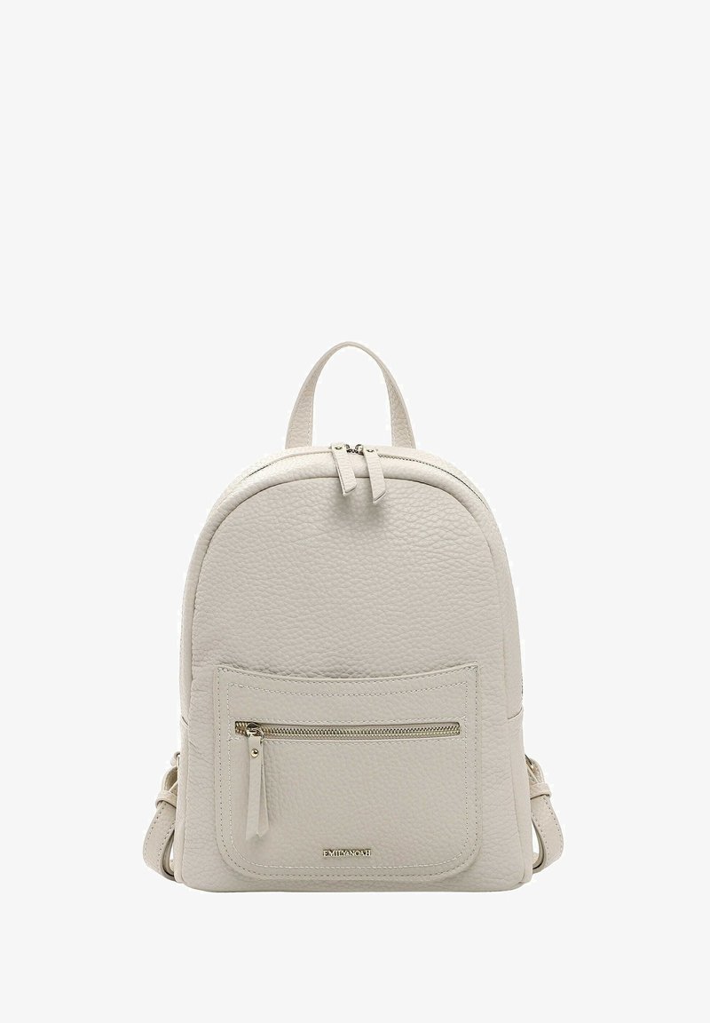 Zaino in pelle bianca con texture a ciottoli, forma arrotondata, due manici superiori e una tasca frontale con zip dotata di un ciondolo decorativo.