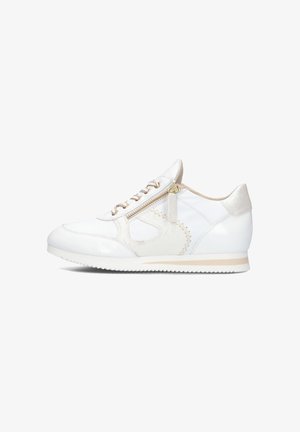 Witte sneakers met een gestructureerd ontwerp, met een zijrits, beige accenten en een lichtgewicht rubberen zool. Gemaakt van glad leer en synthetische materialen.