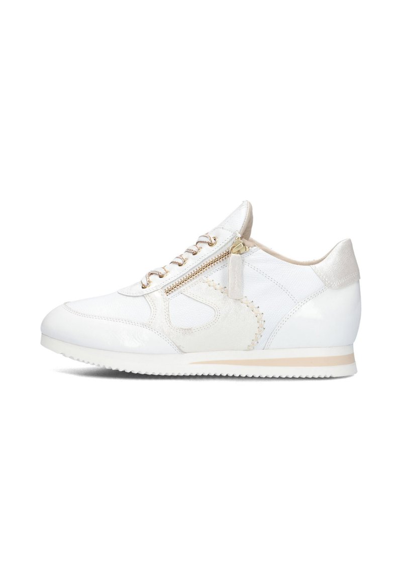 Weiße Sneaker mit einem strukturierten Design, seitlichem Reißverschluss, beigen Akzenten und einer leichten Gummisohle. Hergestellt aus glattem Leder und synthetischen Materialien.