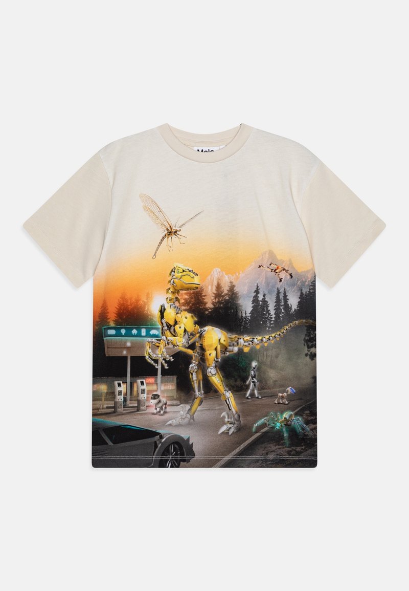Beige kortærmet T-shirt med et farverigt grafisk print af en robotisk dinosaur i en udendørsscene med en tankstation og forskellige skabninger.