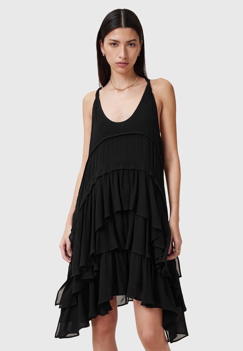 Vestido negro con volantes en capas, diseño sin mangas y escote tipo barco. Hecho de un tejido ligero con una silueta fluida.