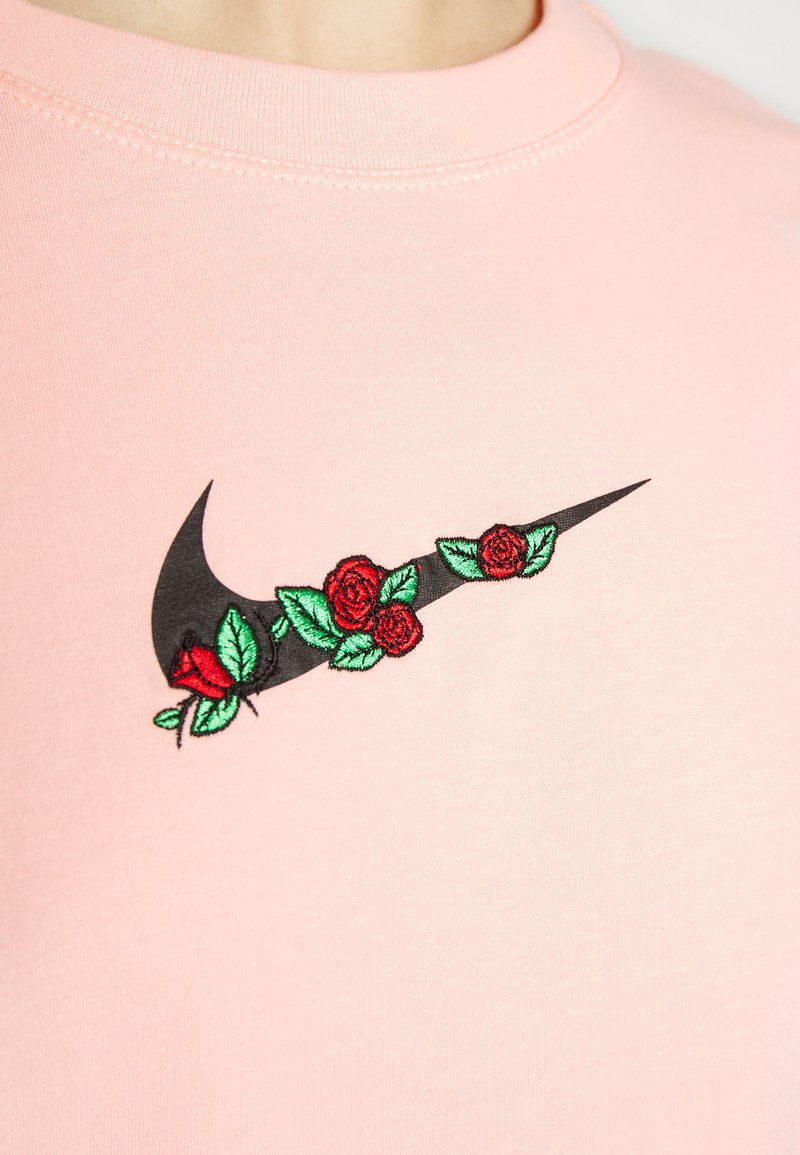 Damen T-Shirts | Nike Sportswear TEE V DAY T-Shirt print bleached coral/rosa - NO11369 Damen T-Shirts | Nike Sportswear TEE V DAY T-Shirt print bleached coral/rosa - NO11369