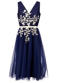 Námořnickomodré šaty s hlubokým V výstřihem, zdobené složitou bílou květinovou výšivkou a bílým pasem, se sukní z vrstveného tylu.