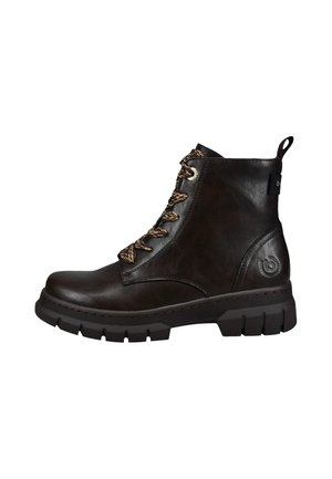 Schwarzer Lederknöchelstiefel mit braunen Schnürsenkeln, dicker Profilsohle und einem Zuglasche hinten.