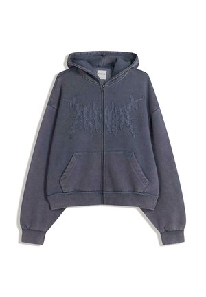 Dunkelgrauer Zip-Hoodie mit frontalen Taschen, Kapuze, langen Ärmeln und abstraktem Strukturdesign auf der Brust.