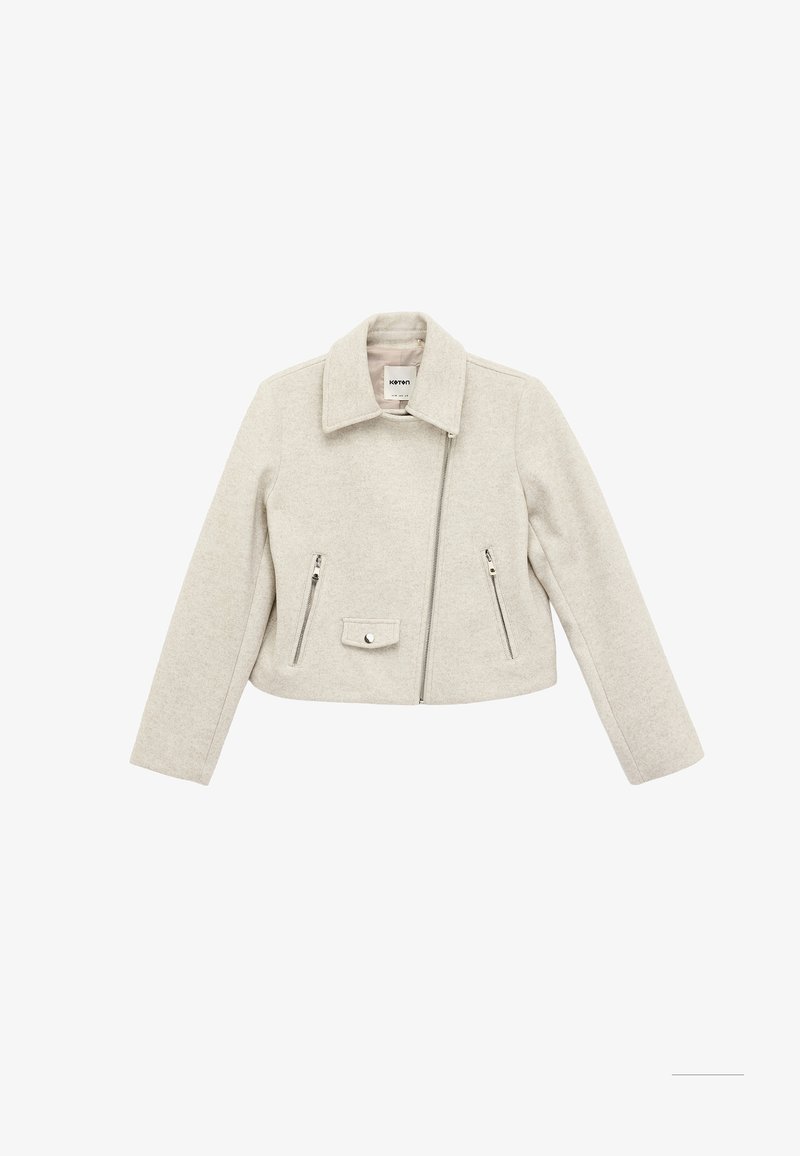 Giacca corta grigio chiaro con colletto, zip frontale e due tasche con zip. Tessuto morbido e testurizzato con dettagli minimi.