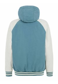 Mikina s kapucňou so svetlomodrým telom a bielymi rukávmi, s rebrovanými manžetami a spodným lemom v zelenej a bielej pruhovanej kombinácii. Jemná textúra.