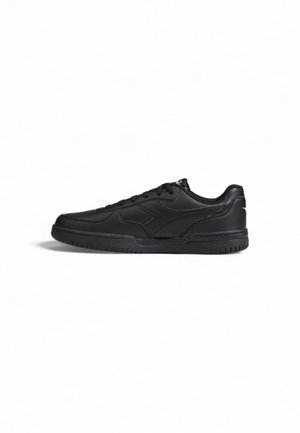 Sneaker nera in materiale sintetico, con profilo basso, punta rotonda, design con lacci piatti e suola in gomma testurizzata.