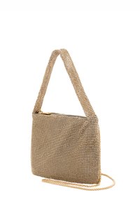 Borsa di colore oro metallico con design a rete testurizzata, tracolla a catena e forma strutturata. Presenta una chiusura con zip in alto.