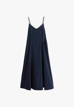 Mouwloze marineblauwe jurk met een V-hals, een vloeiende A-lijnvorm, gerimpelde details aan de zijkanten en een zoom die net boven de knie valt.