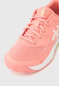 Asics løpesko i lys rosa, med mesh-overdel, teksturerte detaljer, hvit merkevare og grønt såledetalj. Lett design.