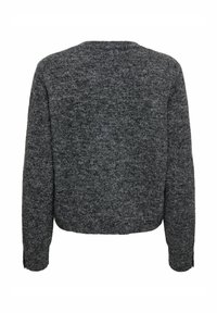 Sivi pleteni pulover s teksturiranom površinom, okruglim izrezom i dugim rukavima, s izrezanim rubom i rebrastim manžetama.