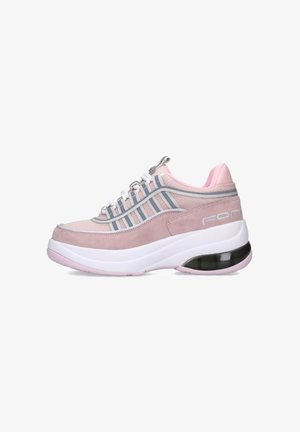 Le sneakers in suede rosa presentano strisce grigie, una suola bianca spessa e un accento trasparente sul tallone nero. I lacci sono bianchi con un anello per il pull tab.