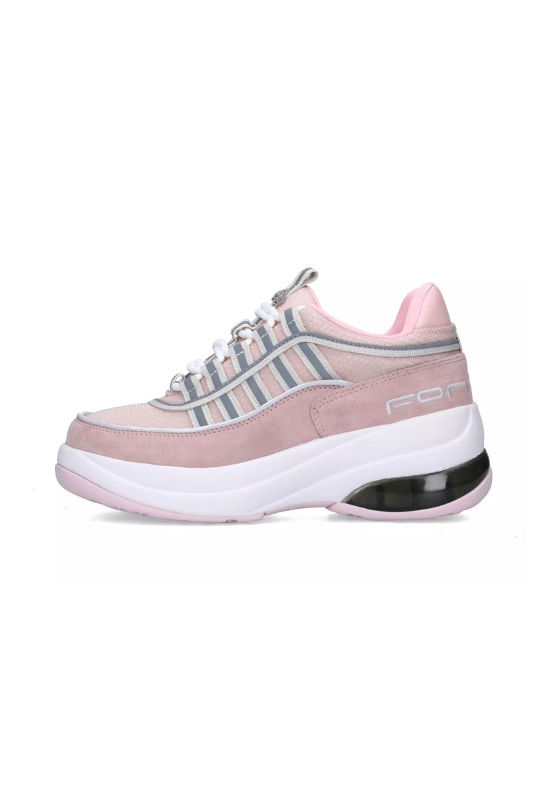 Le sneakers in suede rosa presentano strisce grigie, una suola bianca spessa e un accento trasparente sul tallone nero. I lacci sono bianchi con un anello per il pull tab.