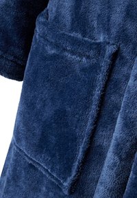 Peignoir en velours bleu marine avec une texture douce, grande poche avant et un design décontracté avec des coutures visibles le long des bords.