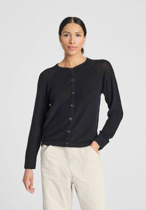 Cardigan nero in maglia con maniche lunghe, scollatura rotonda e chiusura anteriore con bottoni. Le maniche e l'orlo a costine aggiungono texture a un design semplice.
