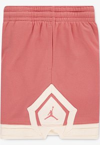 Červené texturované šortky s elastickým pasem a bílým akcentem na lemu. Obsahují pětiúhelníkové logo s postavou basketbalisty.