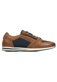 Bruine leren en marineblauwe stoffen sneaker, met een ritssluiting, blauwe veters en een witte zool met donkerblauwe accenten.