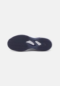 Suela de zapato en caucho de color azul marino oscuro con un patrón en zigzag. Presenta detalles de plástico blanco moldeado y un tacón redondeado para mejorar el agarre y la durabilidad.