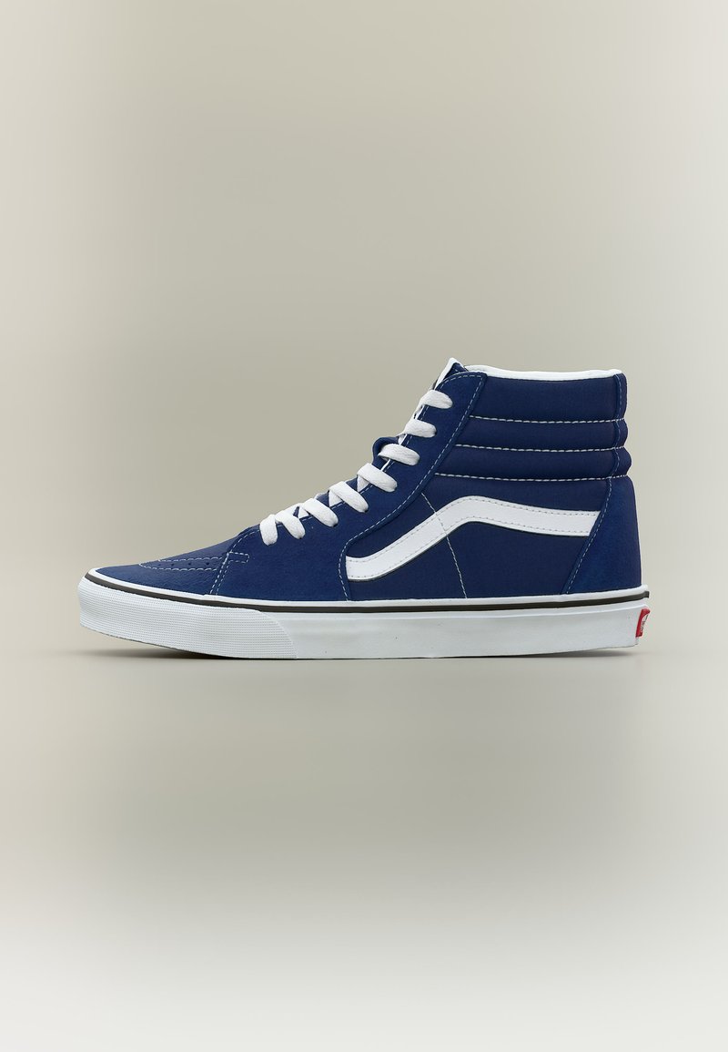 Αθλητικό παπούτσι υψηλού κολάρου σε ναυτικό μπλε με λευκά κορδόνια, λευκή πλευρική ρίγα, επενδυμένο κολάρο αστραγάλου και λευκή λαστιχένια σόλα με μαύρο περίγραμμα.