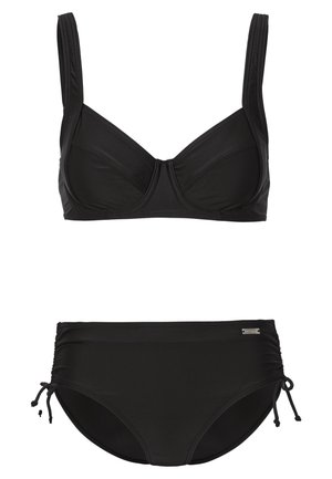 Černý bikiny set, který obsahuje strukturovaný, vycpaný top s širokými ramínky a vysoké kalhotky s nastavitelnými šňůrkami a jemným nařasením.