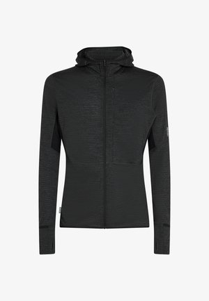Haut à capuche noir ajusté pour homme avec des trous pour les pouces, une poche zippée sur la poitrine et une étiquette de marque discrète sur la manche gauche et le côté.