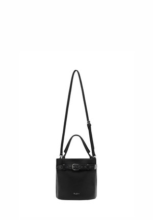 Zwarte leren bucketbag met verstelbare schouderriem, bovenhandvatten en decoratieve gespen met studs op een witte achtergrond.
