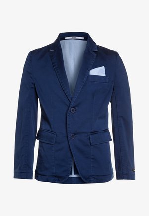 Marineblå herreblazer med to knapper, hakrevers, forlommer med klap, brystlomme med hvid lommetørklæde og lyseblåt foret.